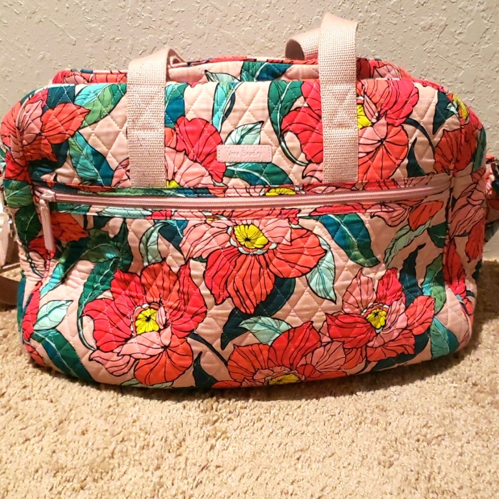 Super cute and colorful Vera Bradley weekender bag😍